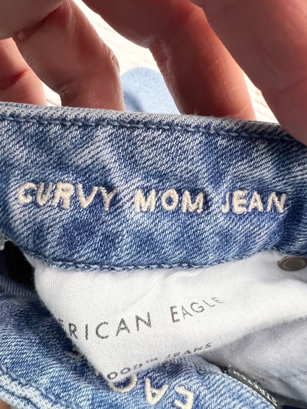 |•AMERICAN EAGLE•| Curvy Mom Jeans Distressed High Rise Light Wash Size 8 - Picture 6 of 9
